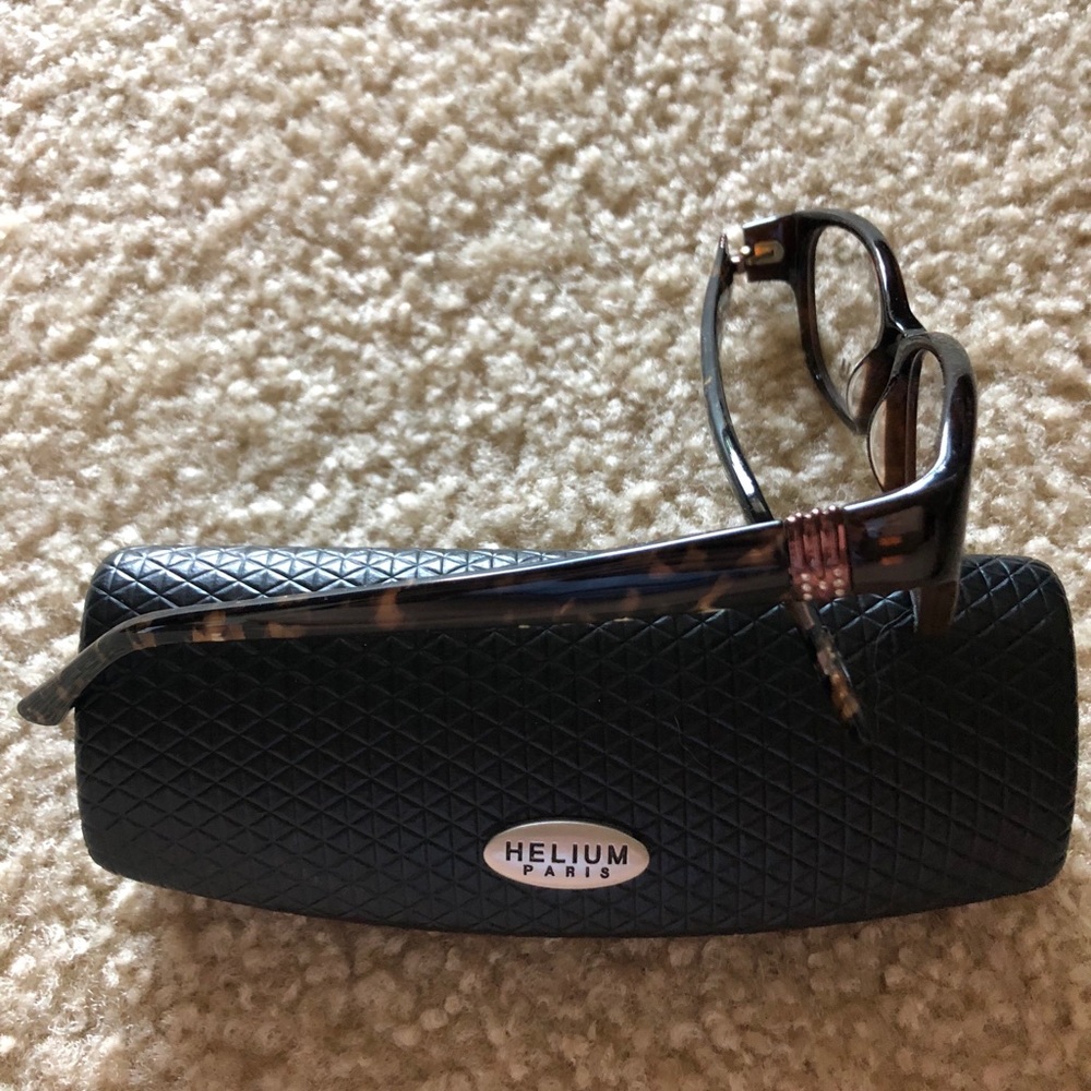Helium ophthalmic frame